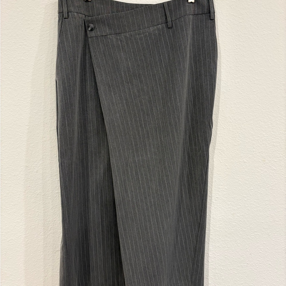 Astr Women's Gray Pinstripe Skirt